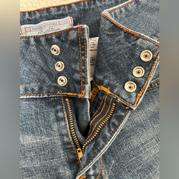 LEVIS Never worn Jeans - Picture 2 of 5